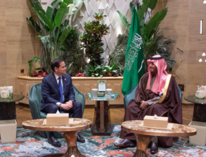 ولي العهد يبحث مع وزير الخارجية الأمريكي فرص تعزيز العلاقات بين البلدين وتطويرها