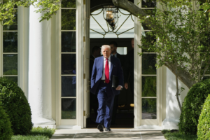 ترامب يوقع قراراً تنفيذياً لتخفيف أعباء الرسوم الجمركية عن شركات السيارات