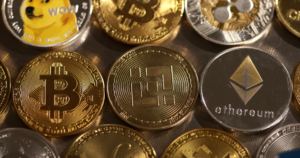 العملات المشفرة تفقد معظم مكاسبها المسجلة منذ فوز ترامب .. والبيتكوين تتداول دون 77 ألف دولار