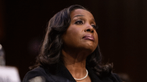 ترامب يقيل ليزا كوك من منصبها بالاحتياطي الفيدرالي