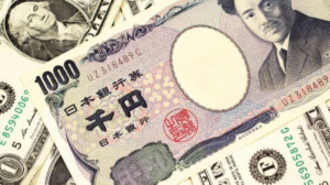 الين ينخفض بعد استقالة رئيس الوزراء الياباني