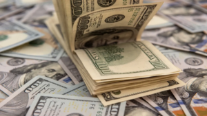 ارتفاع الدولار لكنه يتجه لتسجيل أكبر خسارة سنوية منذ عام 2017