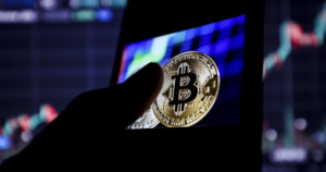 البيتكوين تتراجع دون مستوى 90 ألف دولار مع تجنب المخاطرة